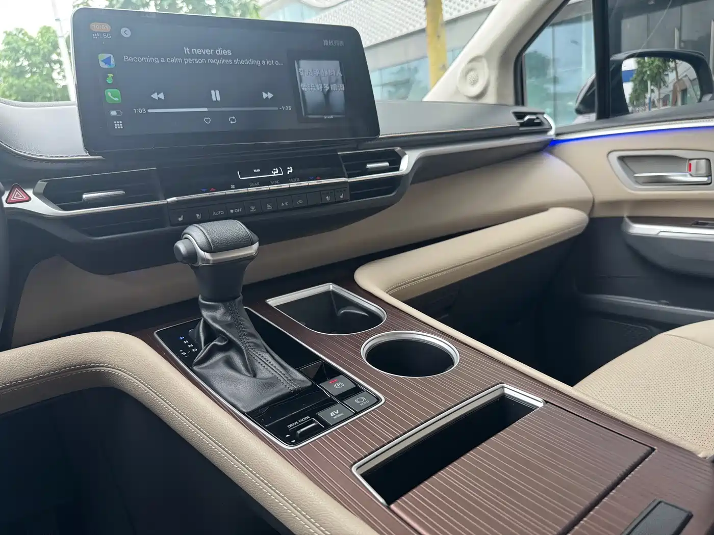 Toyota Granvia 2023 2.5L Hybrid Comfort Edition фото 23