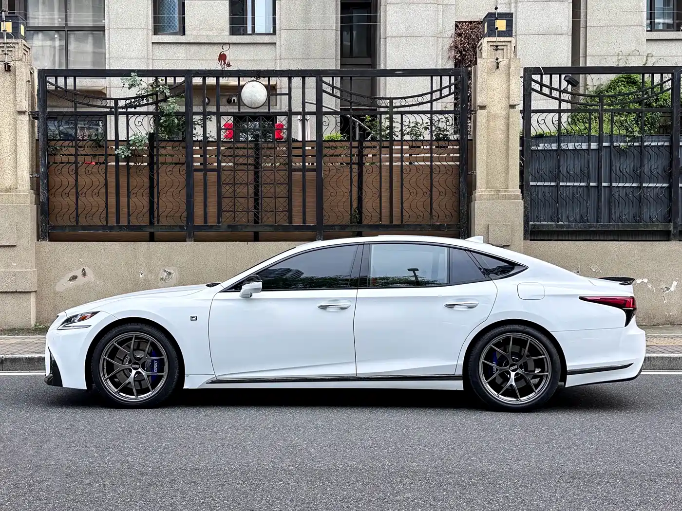 Lexus LS 2020 500h F SPORT (China VI) фото 3