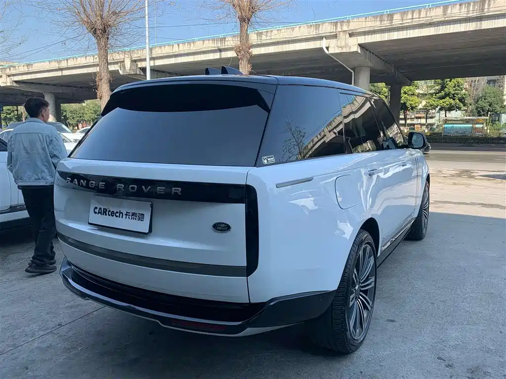 Land Rover Range Rover 2023 3.0 L6 360PS Golden Age Edition фото 3