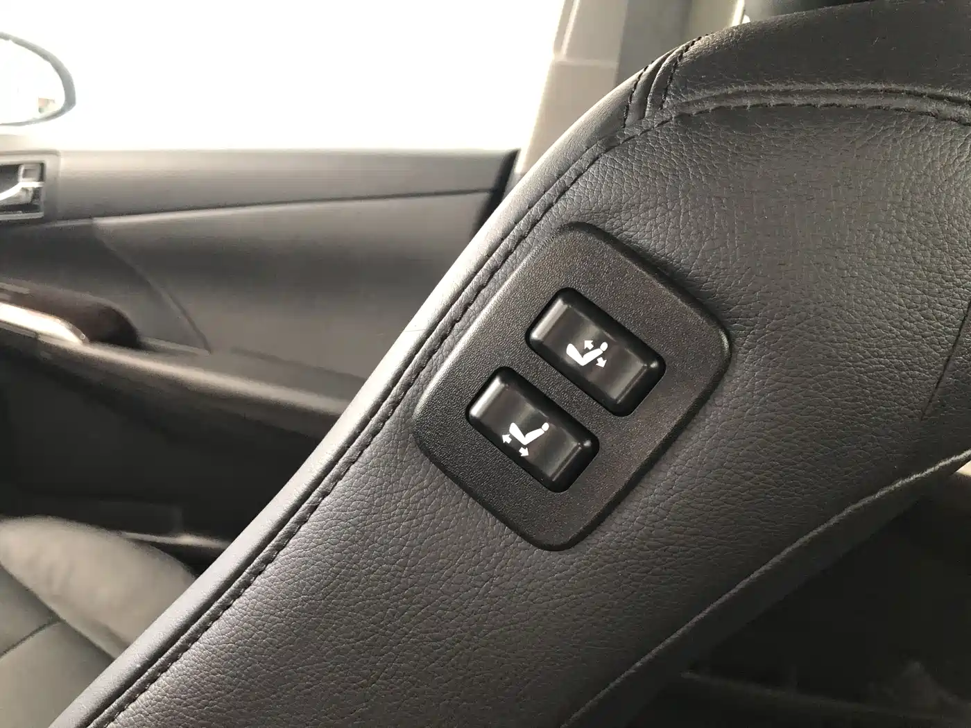 Toyota Camry 2015 2.5G Luxury Navigation Edition фото 21