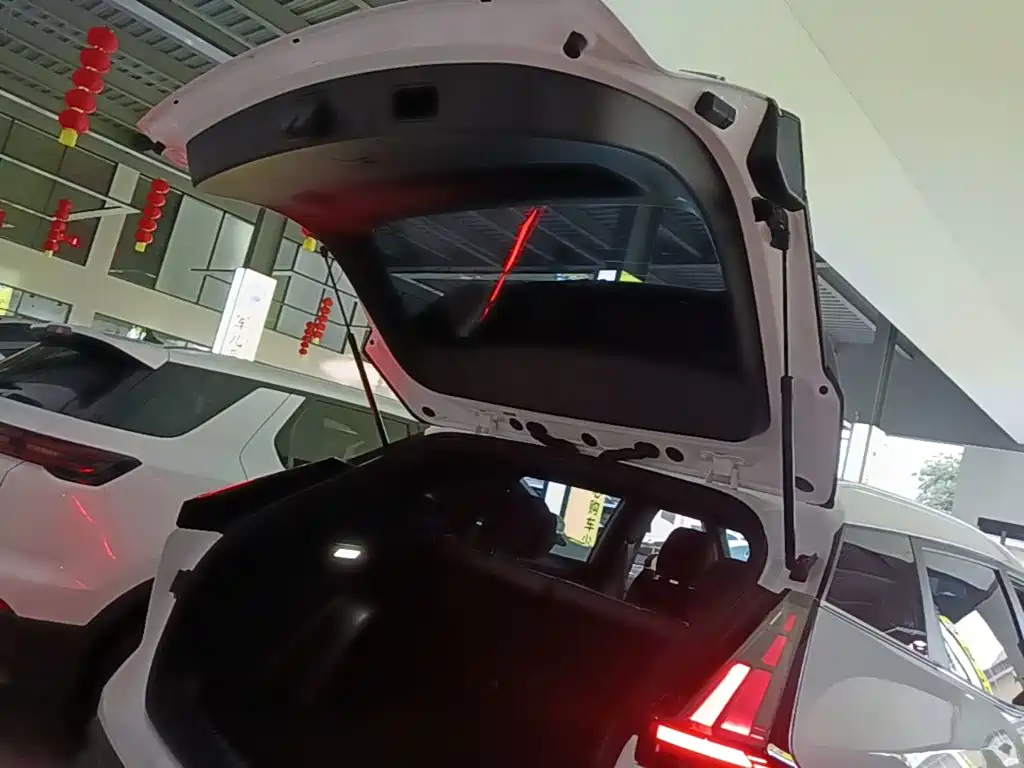Photo 19 - Geely Atlas