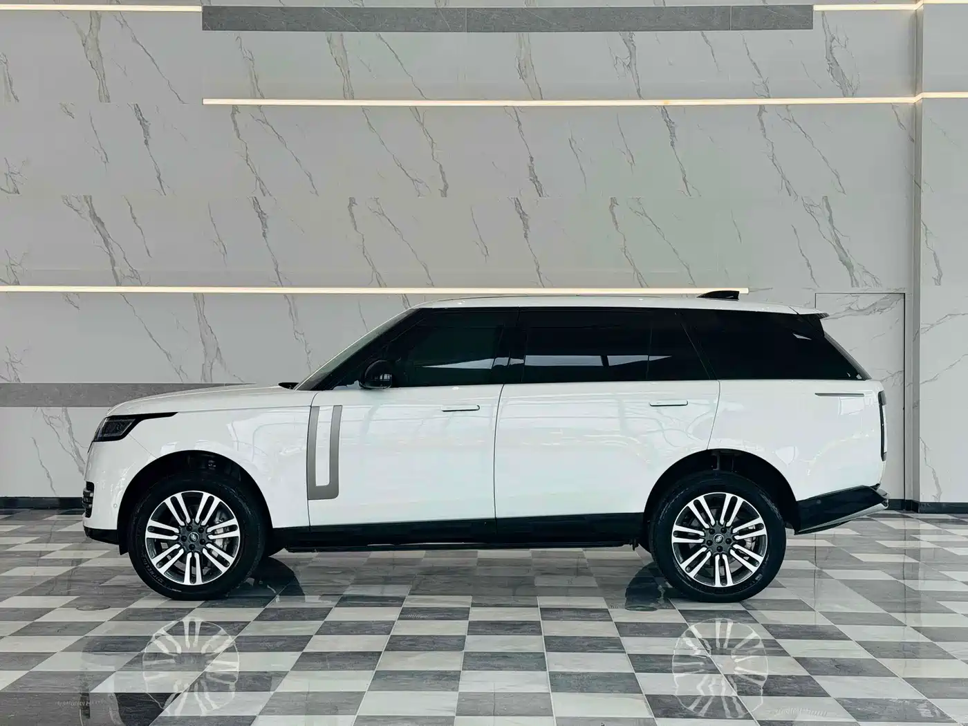 Land Rover Range Rover 2023 3.0 L6 400PS Golden Age Long Wheelbase фото 3