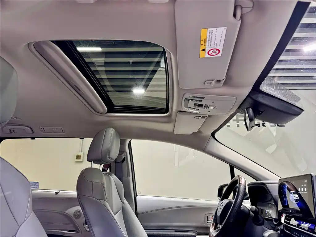 Toyota Granvia 2024 2.5L Hybrid Comfort фото 25