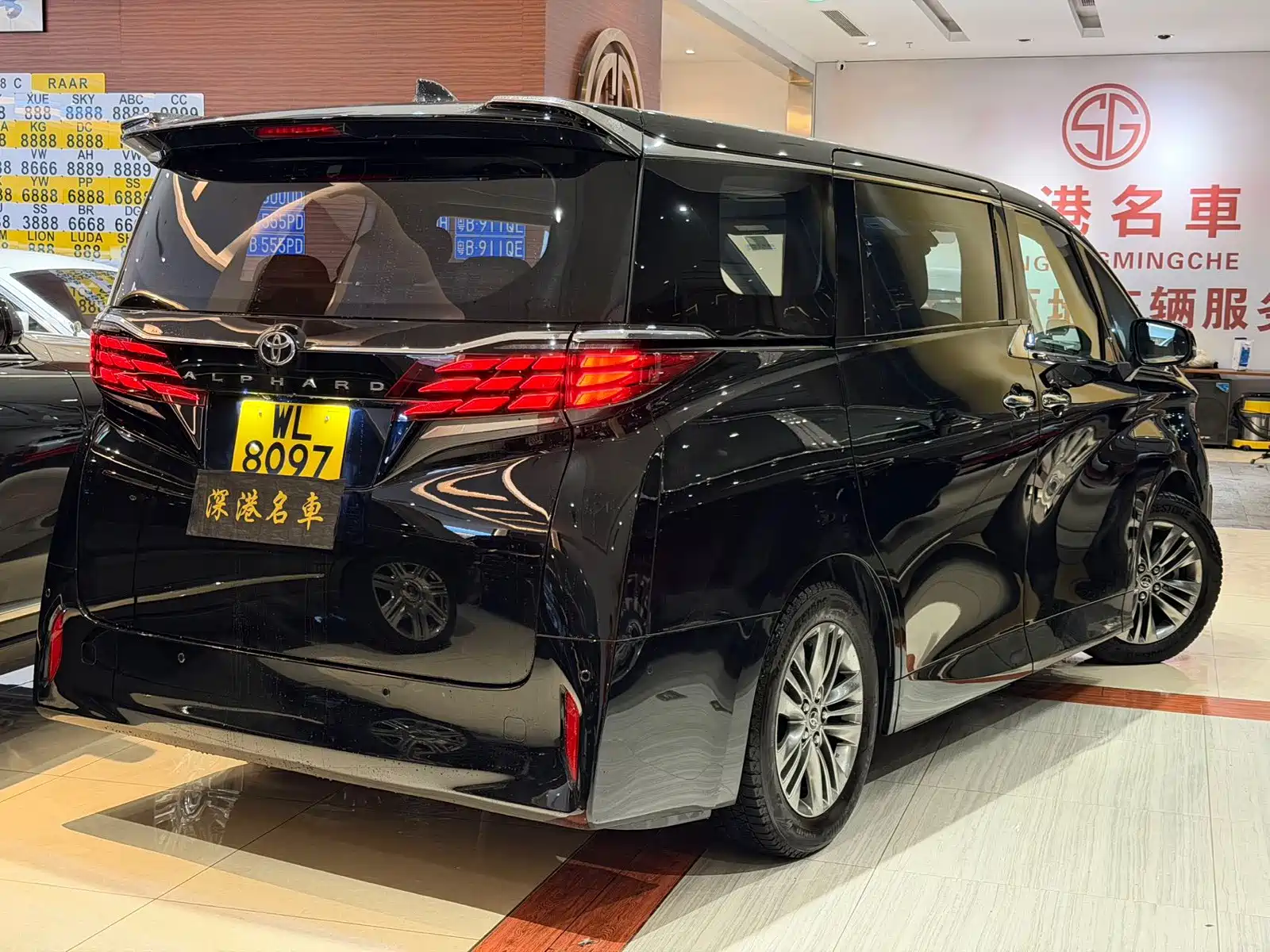 Photo 4 - Toyota Alphard