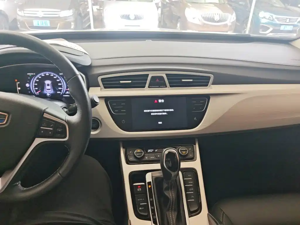 Фото 10 - Geely Atlas