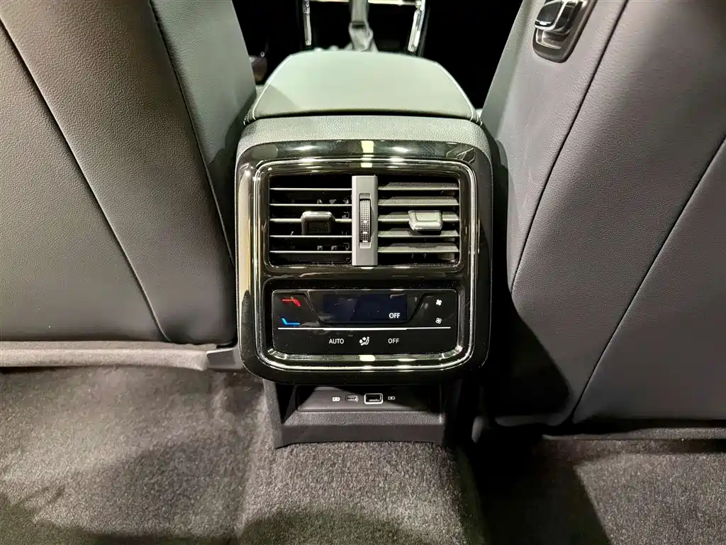 Volkswagen Passat 2025 Outstanding 330TSI Elite Edition фото 22