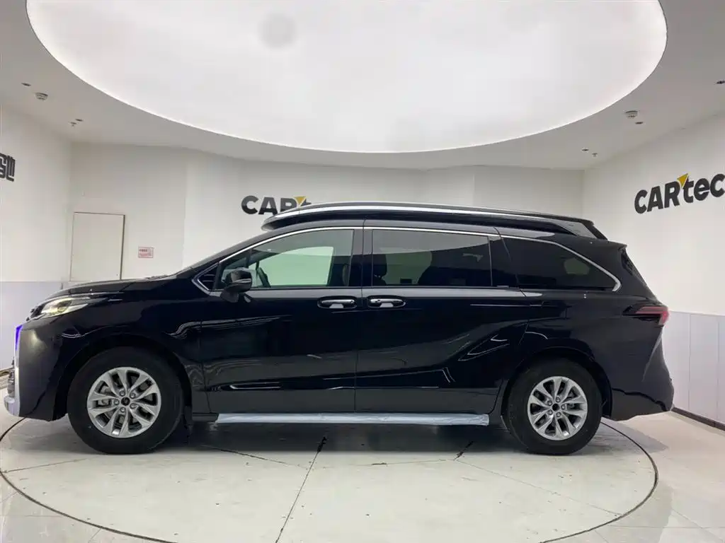 Toyota Granvia 2024 2.5L Hybrid Comfort фото 9