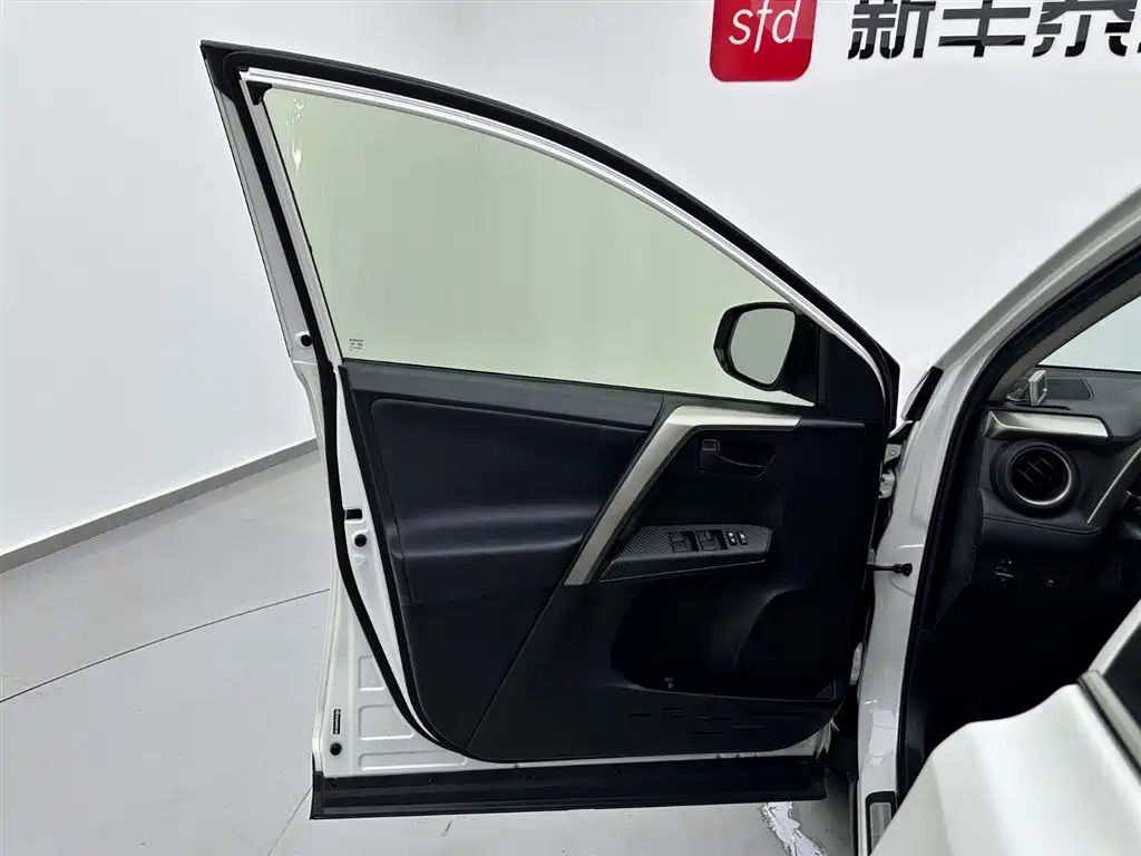 Toyota RAV4 Rongfang 2015 2.5L Automatic 4WD Elite Edition фото 8