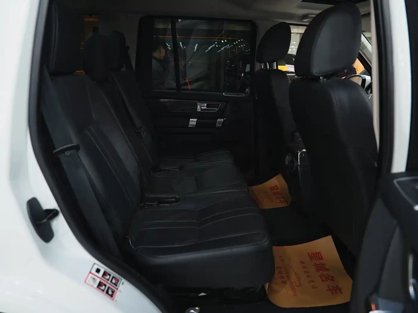 Land Rover Discovery 2015 3.0 SC V6 SE фото 18