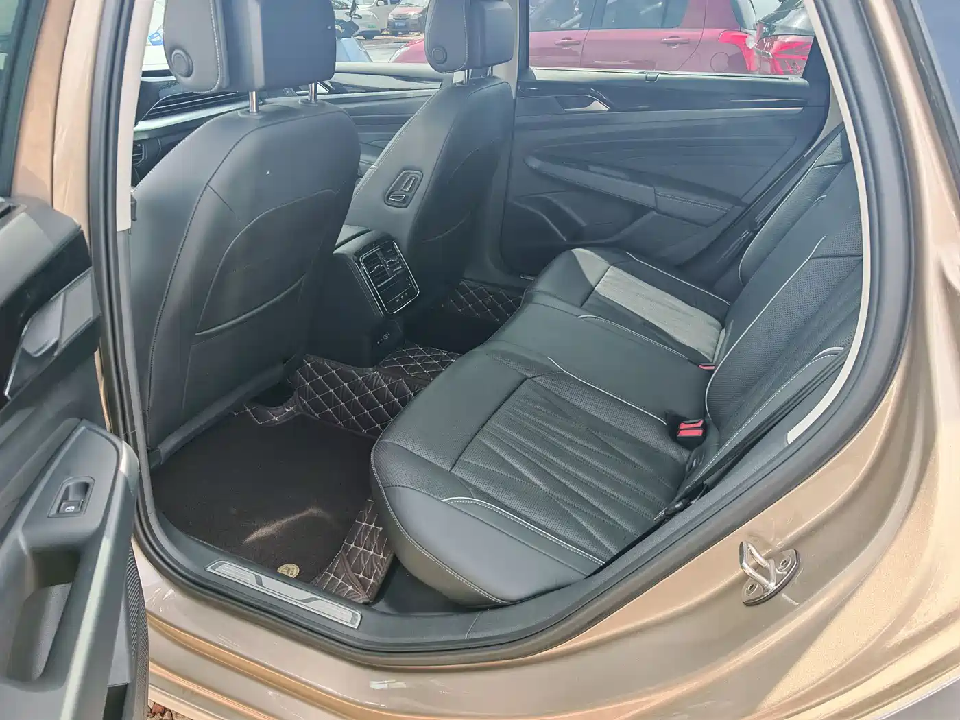 Volkswagen Passat 2022 330TSI Luxury Edition фото 8