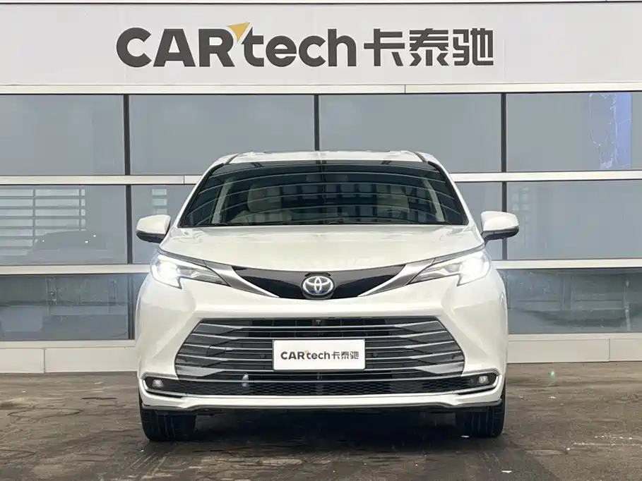 Toyota Sienna 2021 2.5L Hybrid Luxury Edition фото 2
