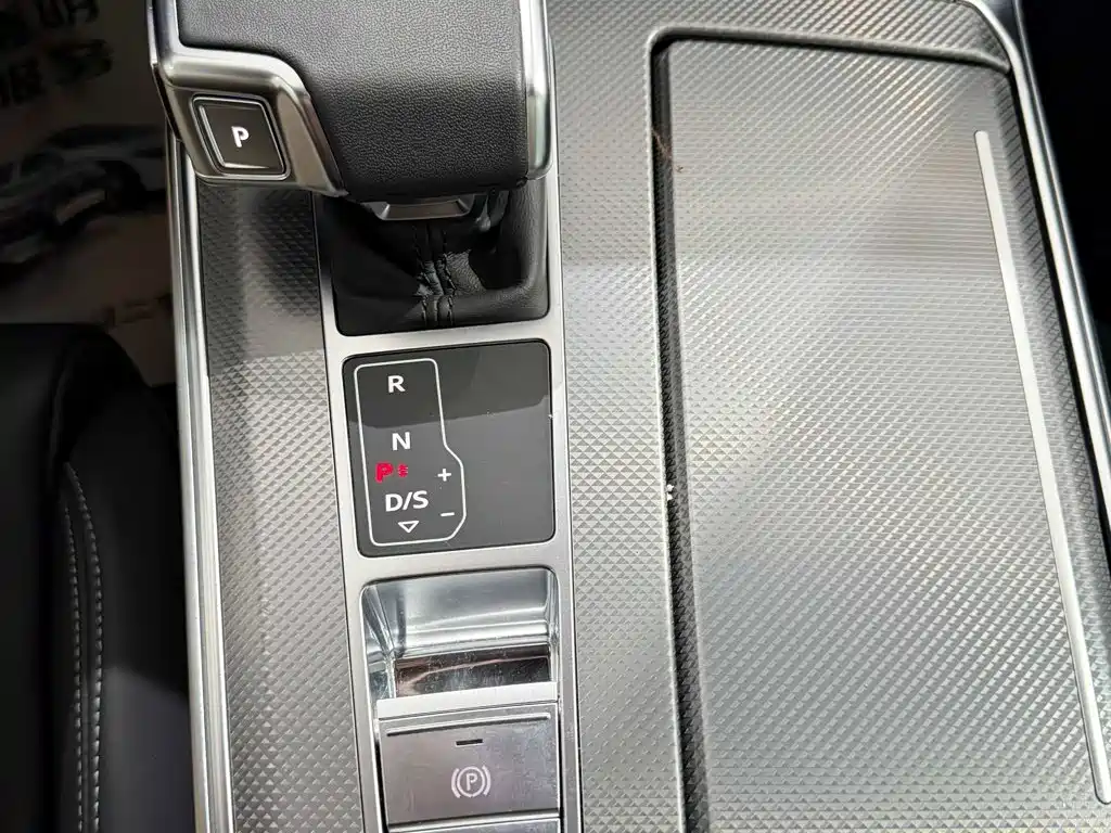 Фото 9 - Audi A6L