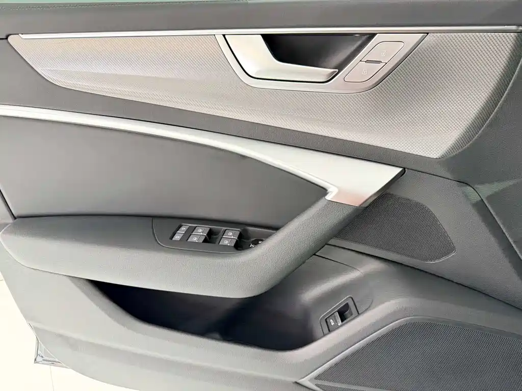Фото 5 - Audi A6L