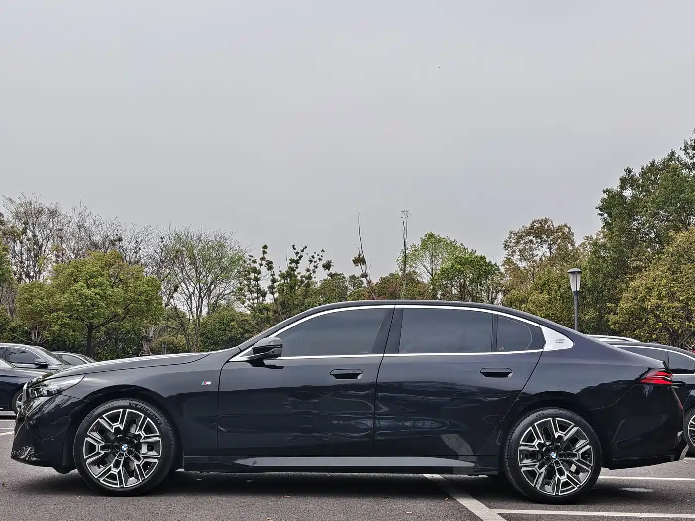 BMW 5 Series 2025 530Li Premium M Sport Package фото 7