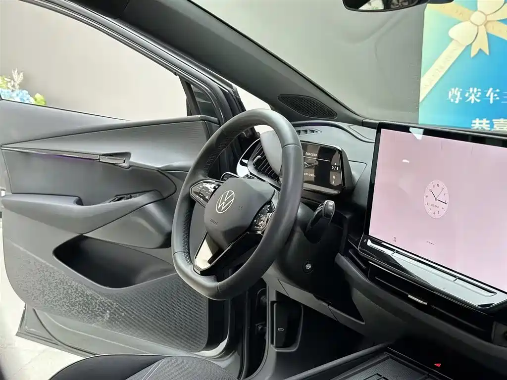 VOLKSWAGEN WITH THE CROWD 06