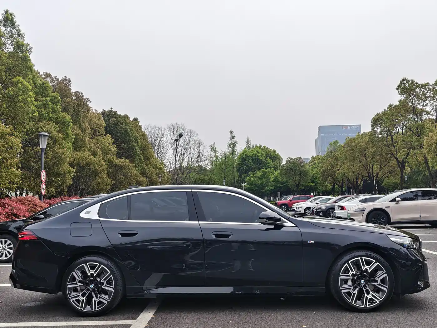 BMW 5 Series 2025 530Li Premium M Sport Package фото 8