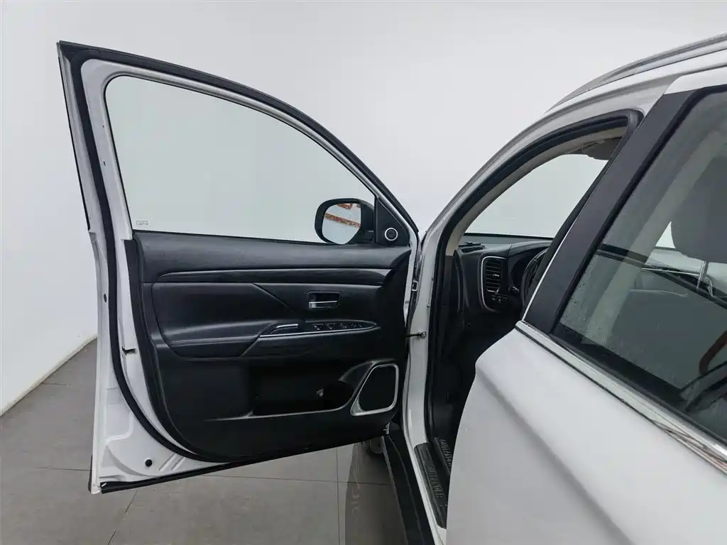 Mitsubishi Outlander 2018 2.0L 2WD Glory Edition 5-seater фото 8