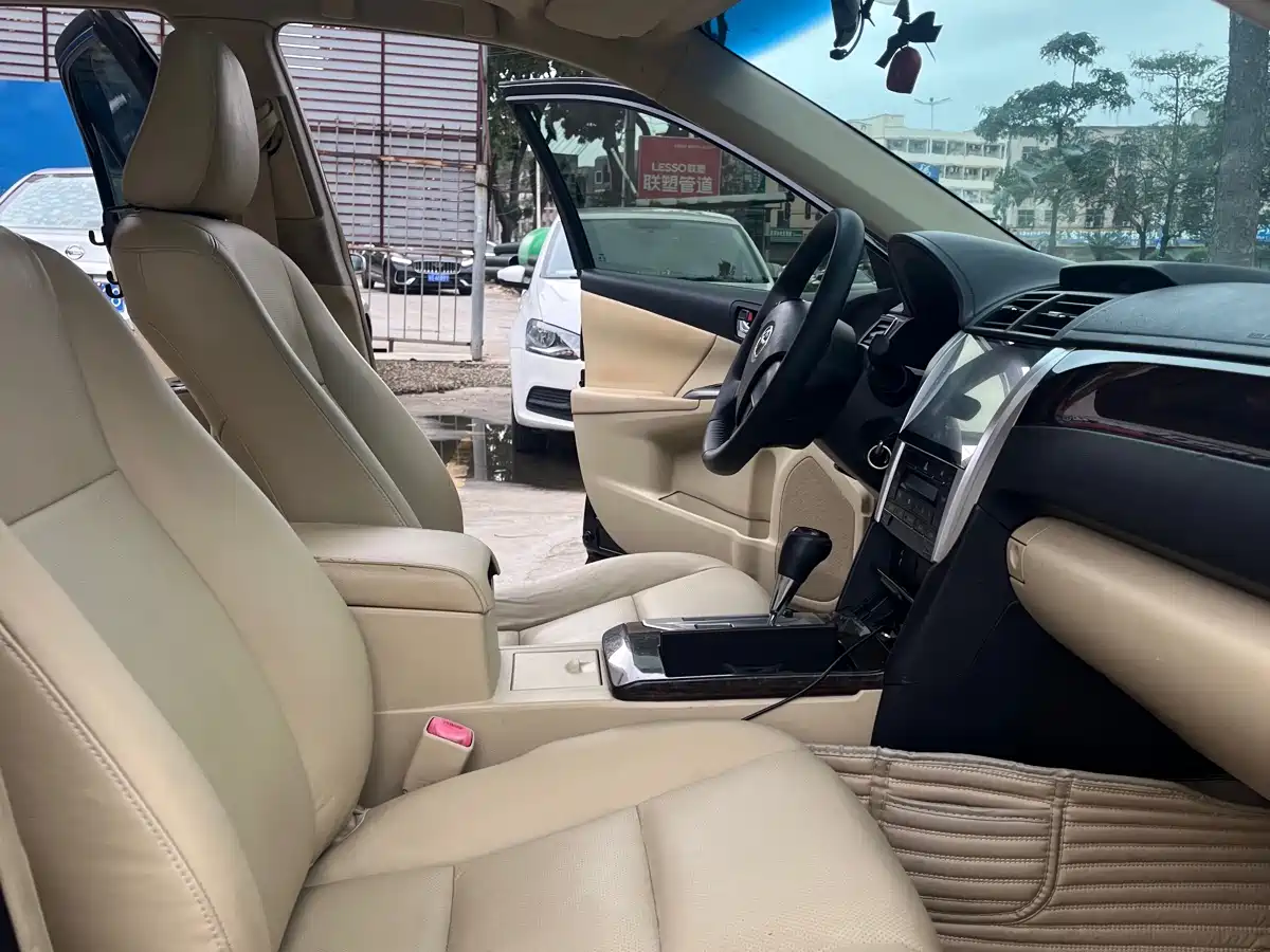 Toyota Camry 2015 2.0G Leading Edition фото 12
