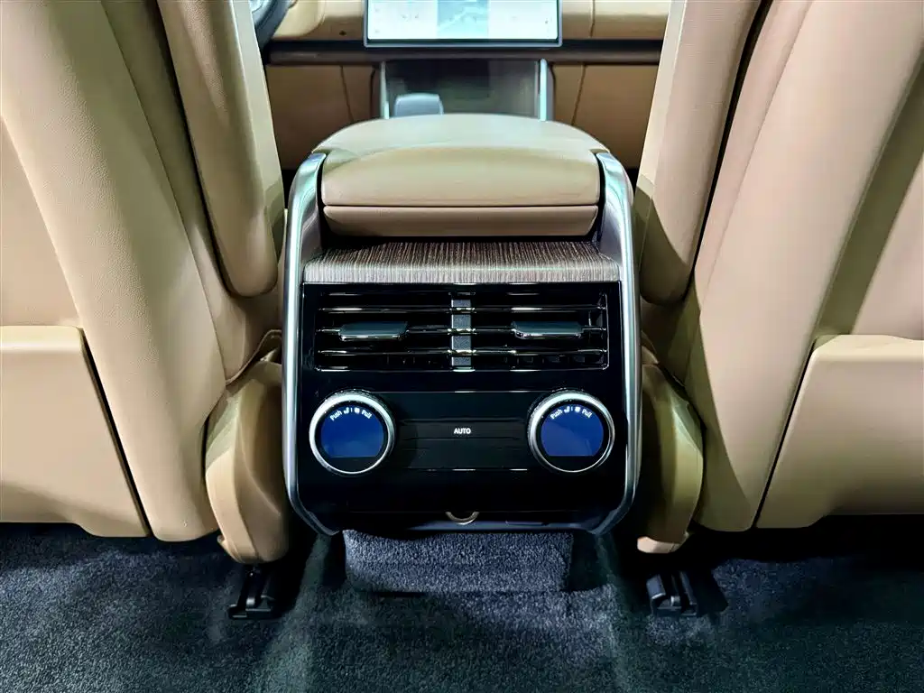 Land Rover Range Rover 2024 3.0 L6 400PS Golden Age Extended 7-Seater фото 27