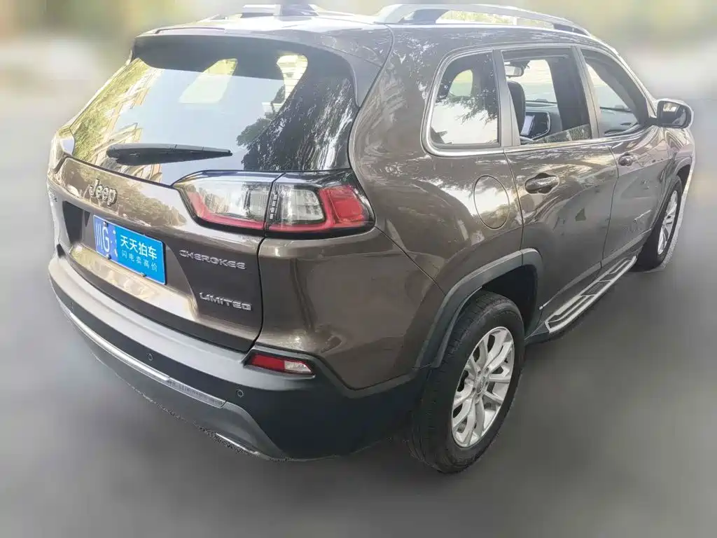 Фото 2 - Jeep Cherokee