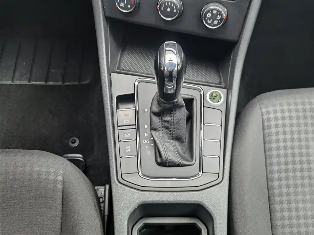 Volkswagen Bora 2019 1.5L Auto Fashion Model фото 13