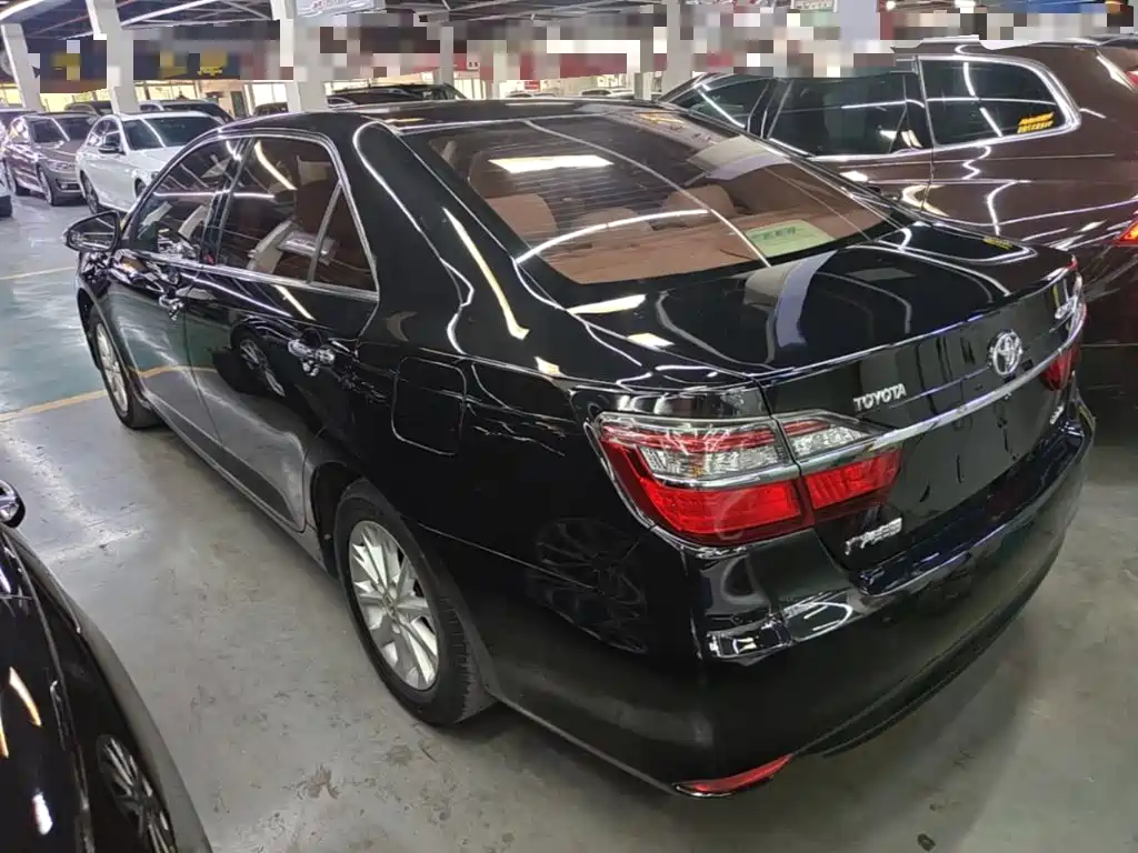 Фото 5 - Toyota Camry