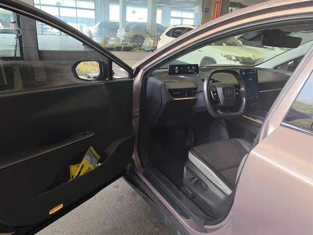 Toyota bZ3 2023 616km Long Range Premium фото 16