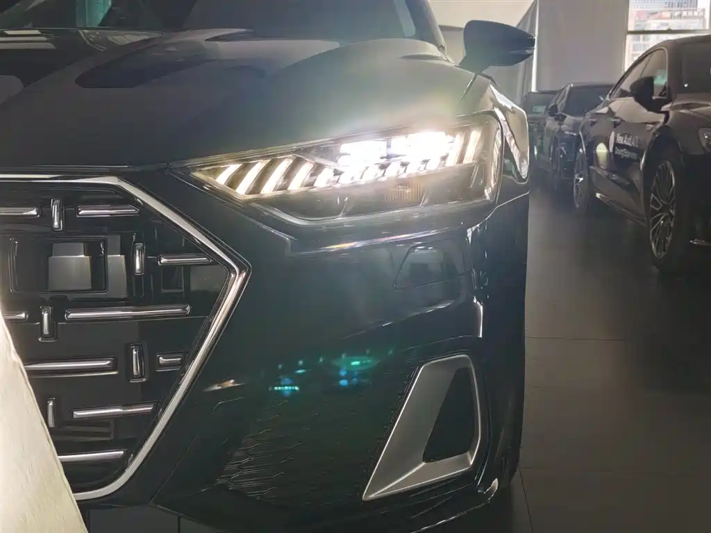 Audi A7L 2025 Model Year 45 TFSI quattro Premium фото 6