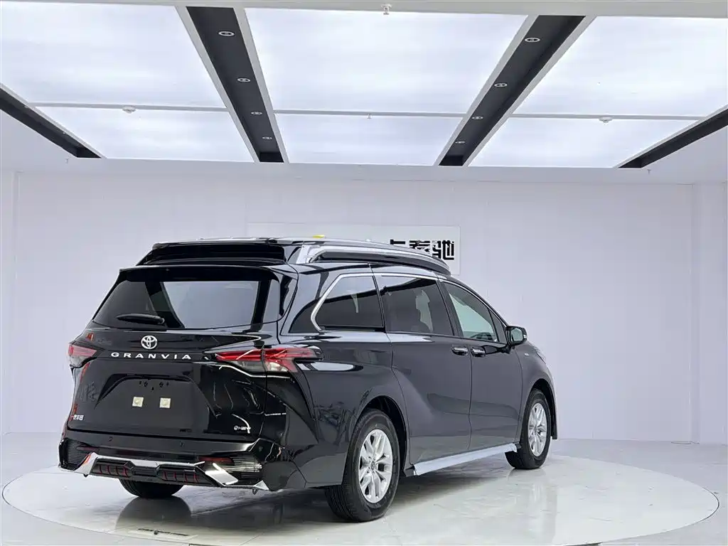 Toyota Granvia 2024 2.5L Hybrid Comfort фото 5