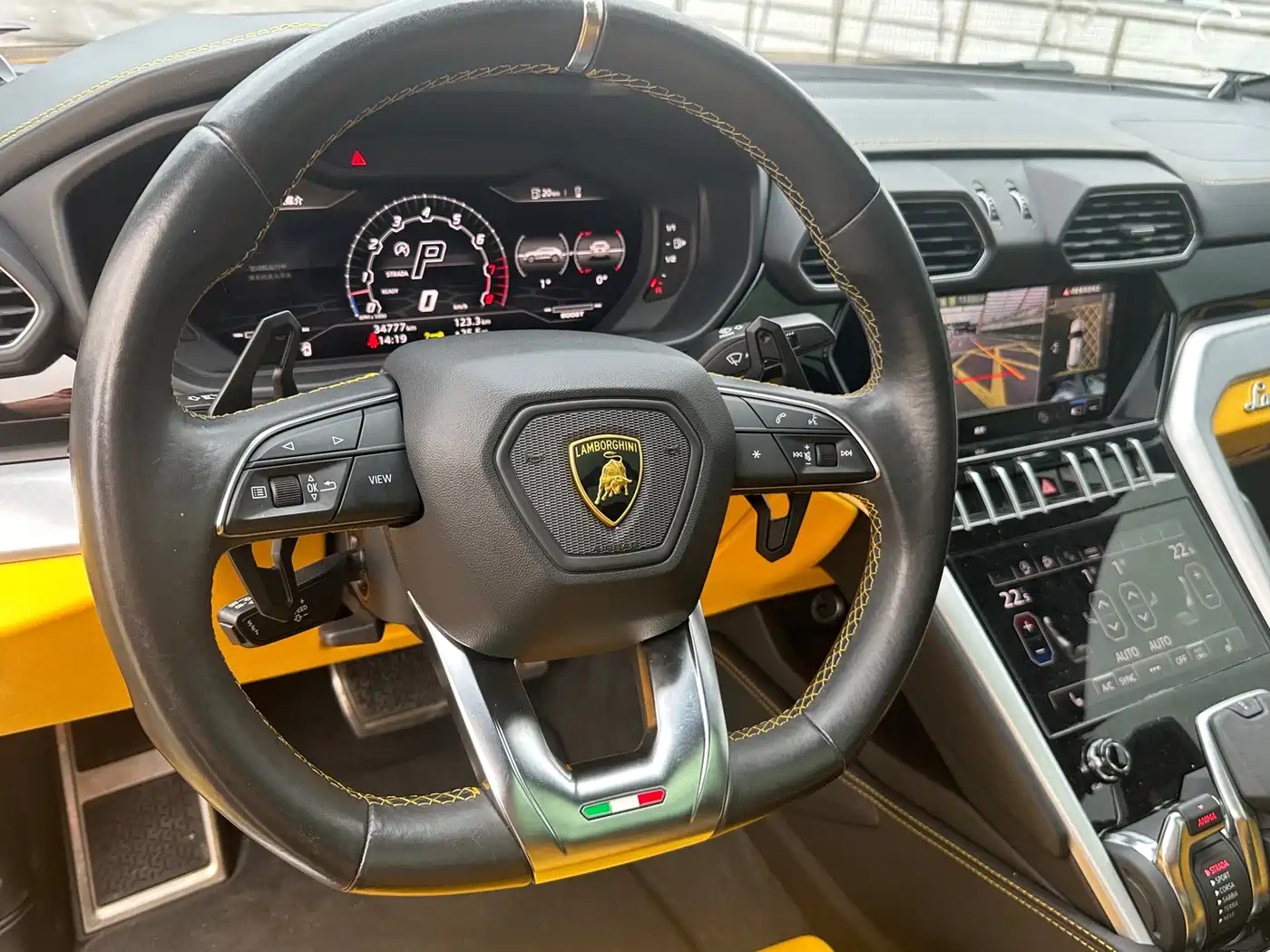 LAMBORGHINI URUS