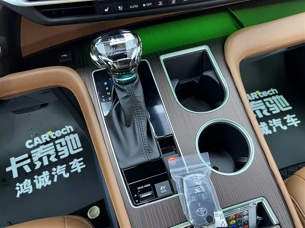 Toyota Granvia 2024 2.5L Hybrid Comfort фото 26