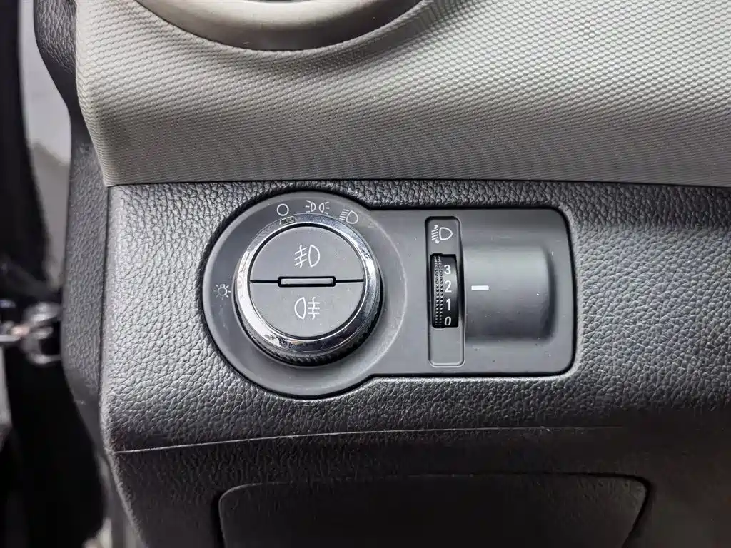 Chevrolet Aveo 2012 2011 Hatchback 1.6L AT SX
