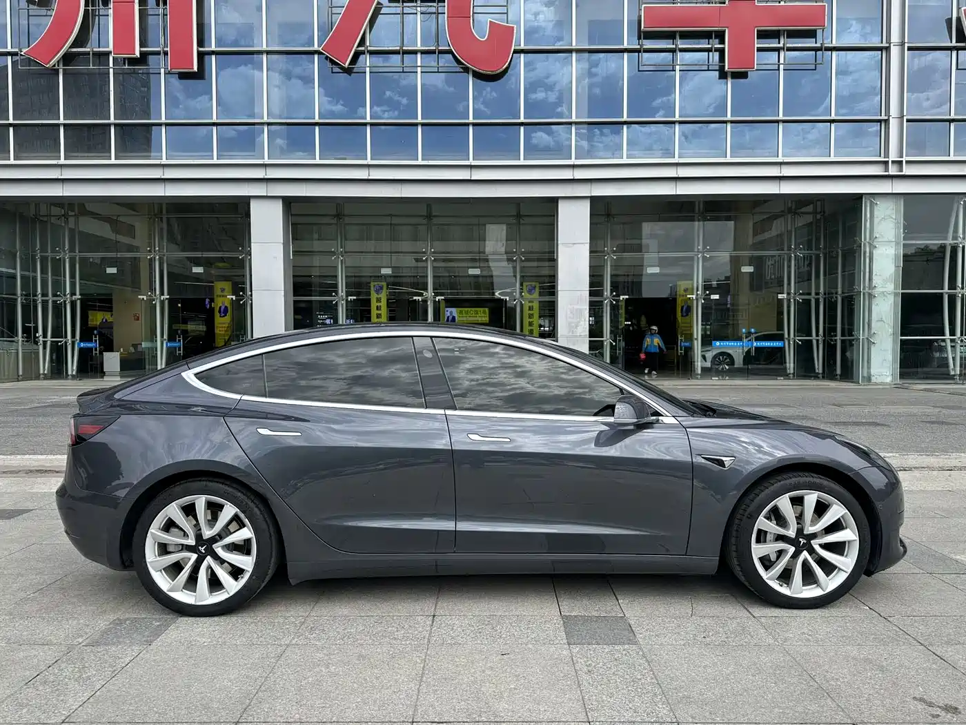 TESLA MODEL 3