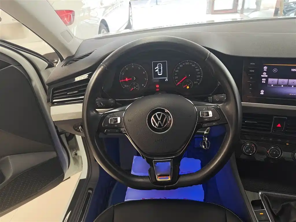 VOLKSWAGEN BORA