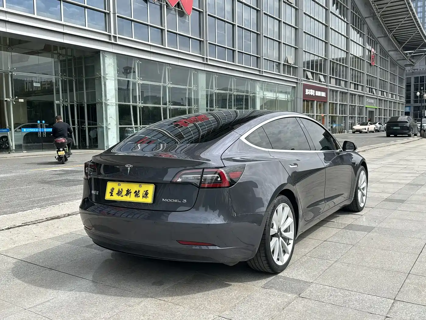TESLA MODEL 3