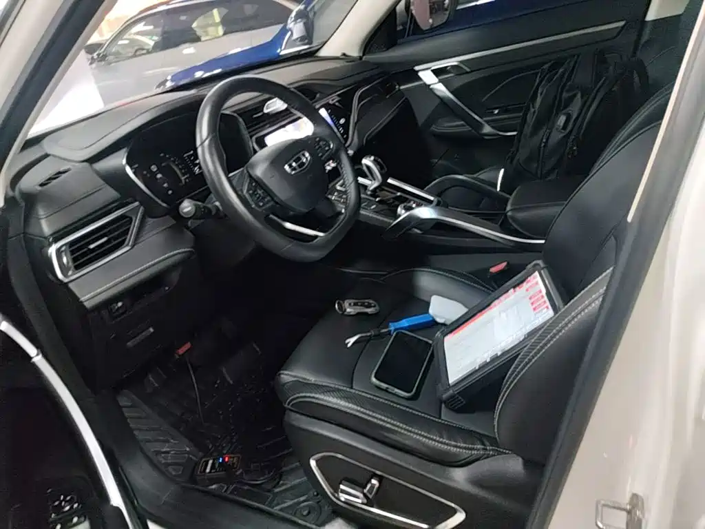 Фото 15 - Geely Atlas