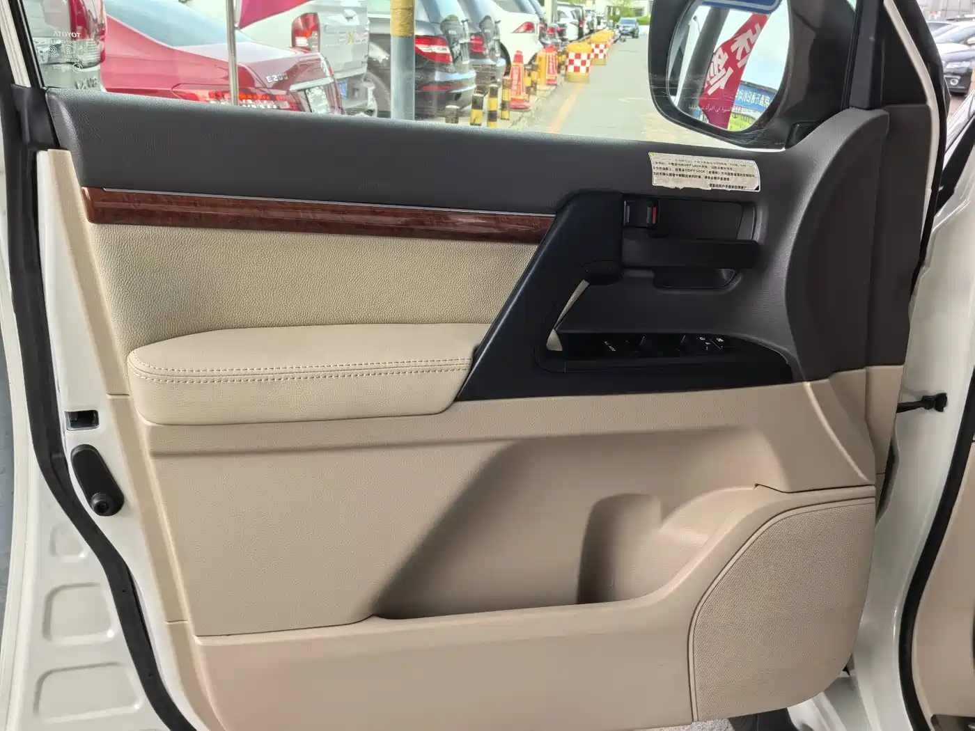 Toyota Land Cruiser (Import) 2015 4.0L V6 Middle East Limited Edition фото 11