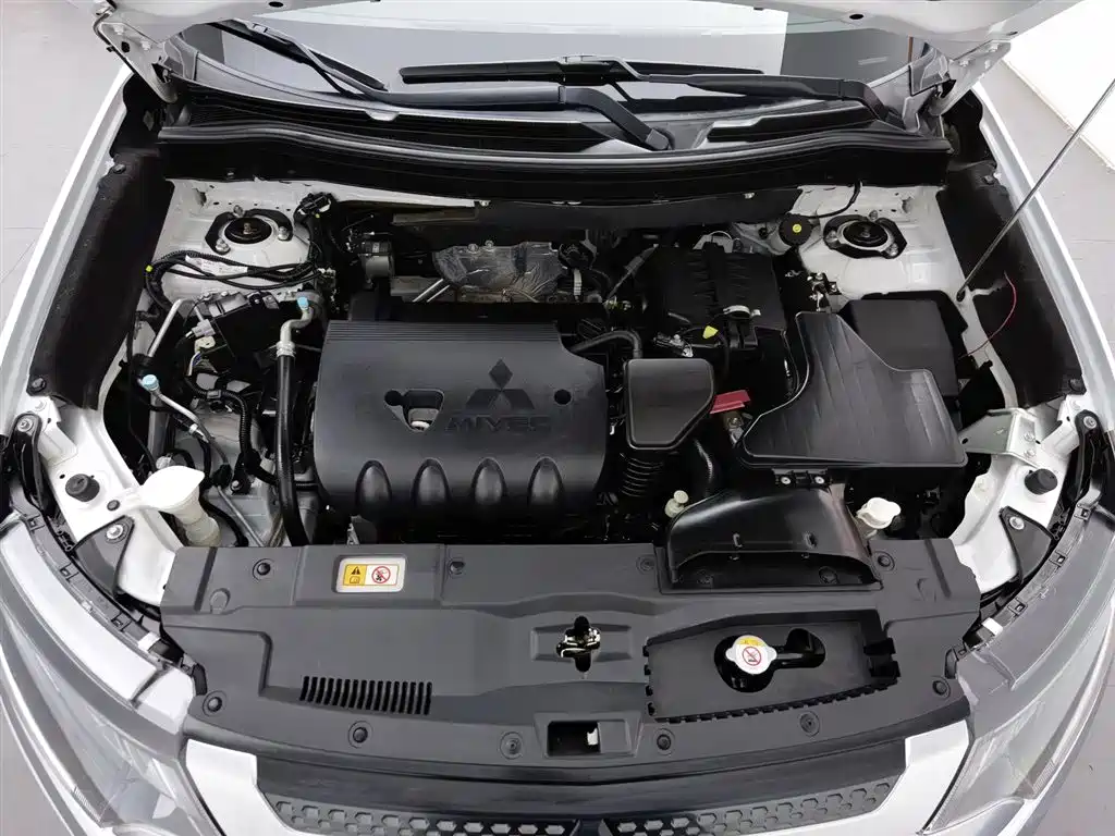Mitsubishi Outlander 2019 2.4L 4WD Deluxe Edition 5-seater China V фото 6