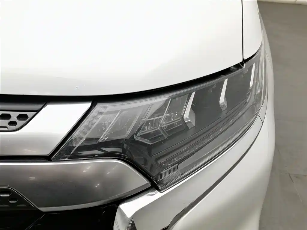 Mitsubishi Outlander 2019 2.4L 4WD Deluxe Edition 5-seater China V фото 7
