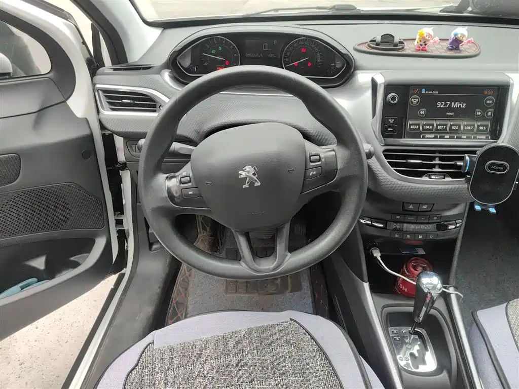 Peugeot 2008 2014 1.6L Automatic Fashion Edition фото 3