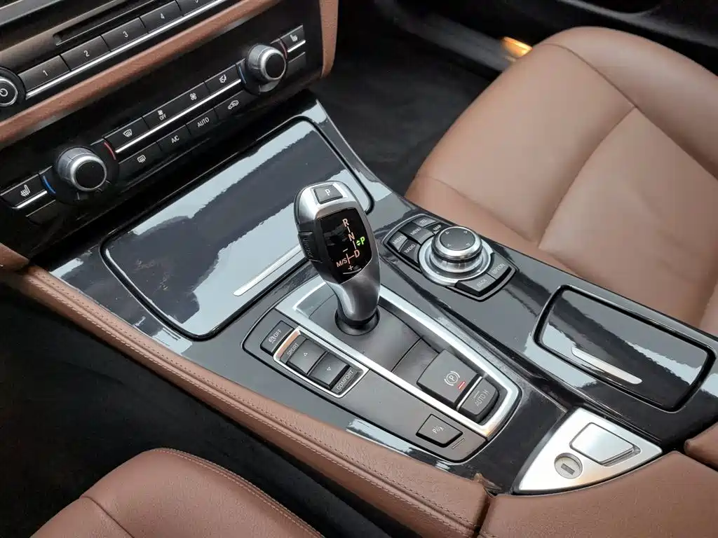 BMW 5 Series 2017 520Li Classic Edition фото 13