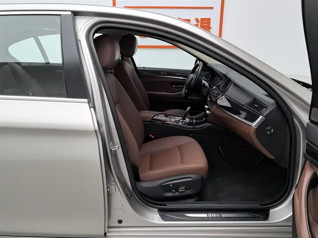 BMW 5 Series 2017 520Li Classic Edition фото 23