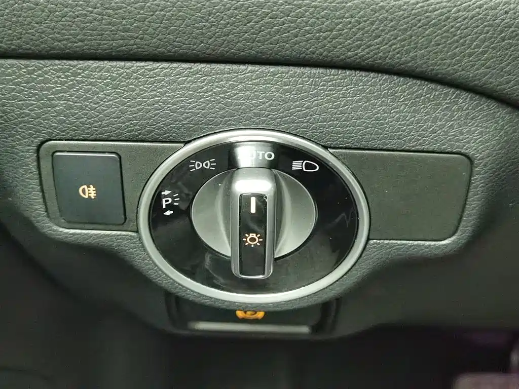 Mercedes-Benz CLA (Import) 2016 Facelift CLA 200 Style фото 21