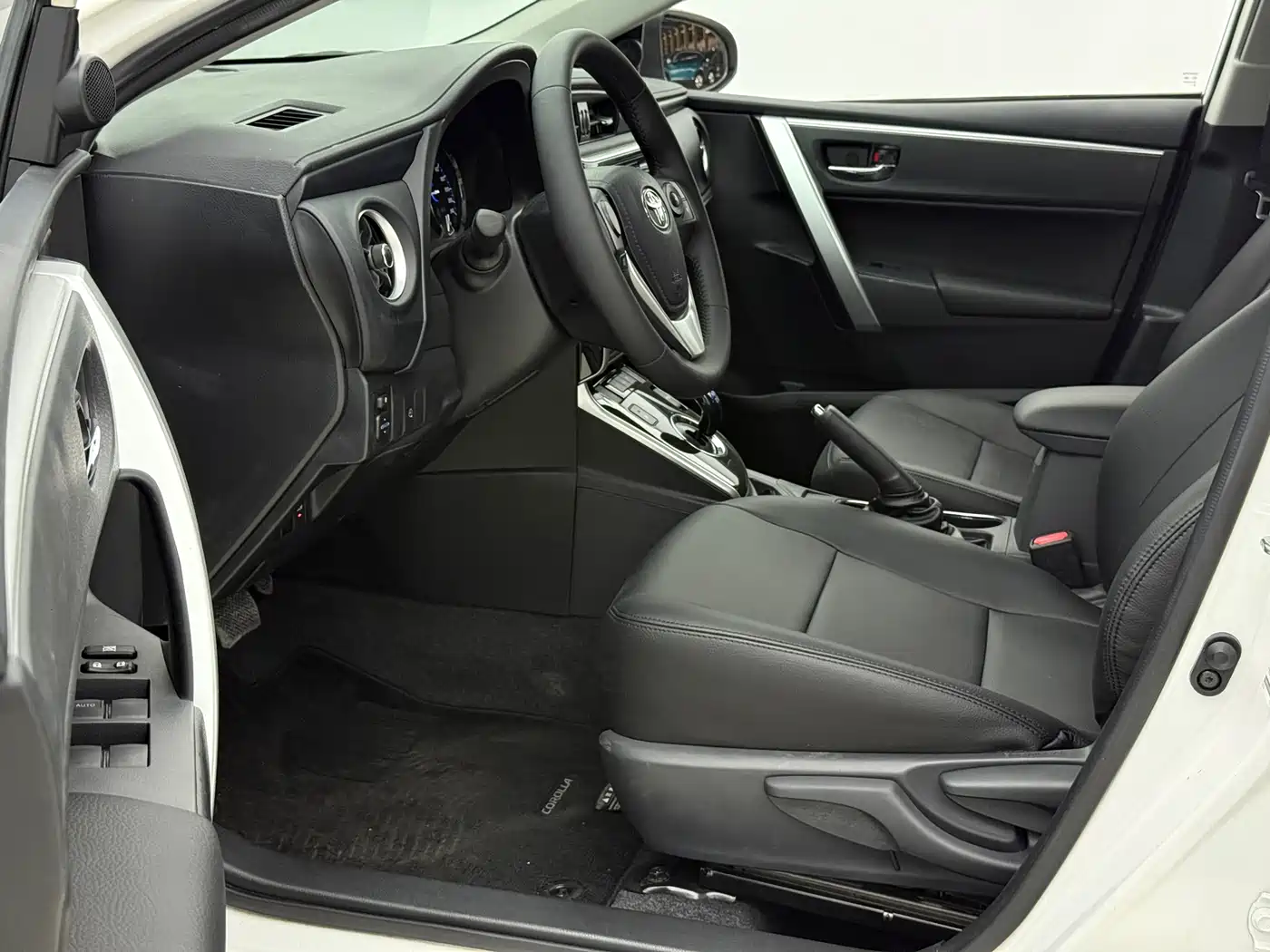 Toyota Corolla 2018 Hybrid 1.8L E-CVT Smart Edition фото 17