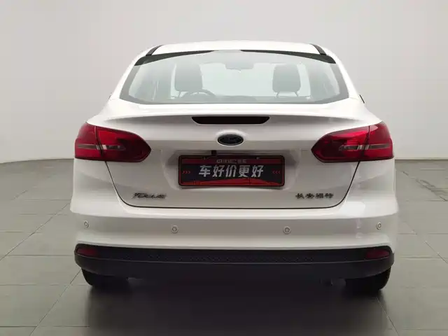 Ford Focus 2015 Sedan 1.6L Manual Trend — фото 4