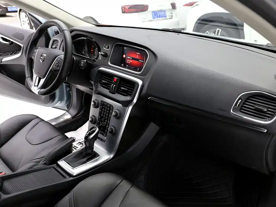 Volvo V40 2018 2018 T3 R-Design Edition