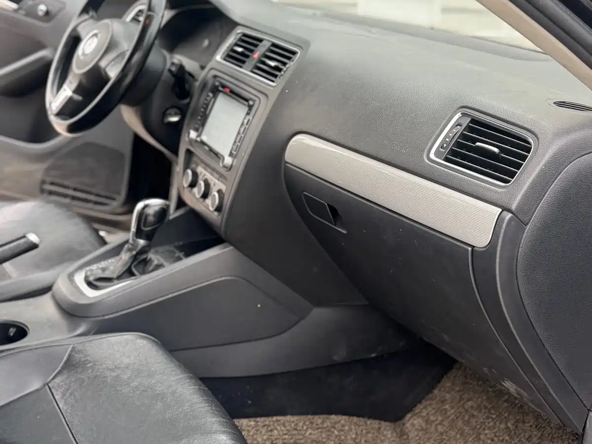Volkswagen Sagitar 2014 Facelift 1.6L Automatic Comfort фото 7