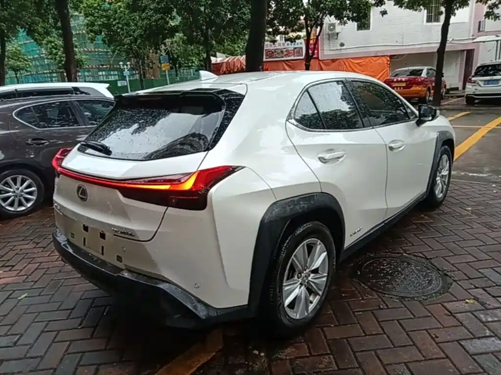 Фото 7 - Lexus UX