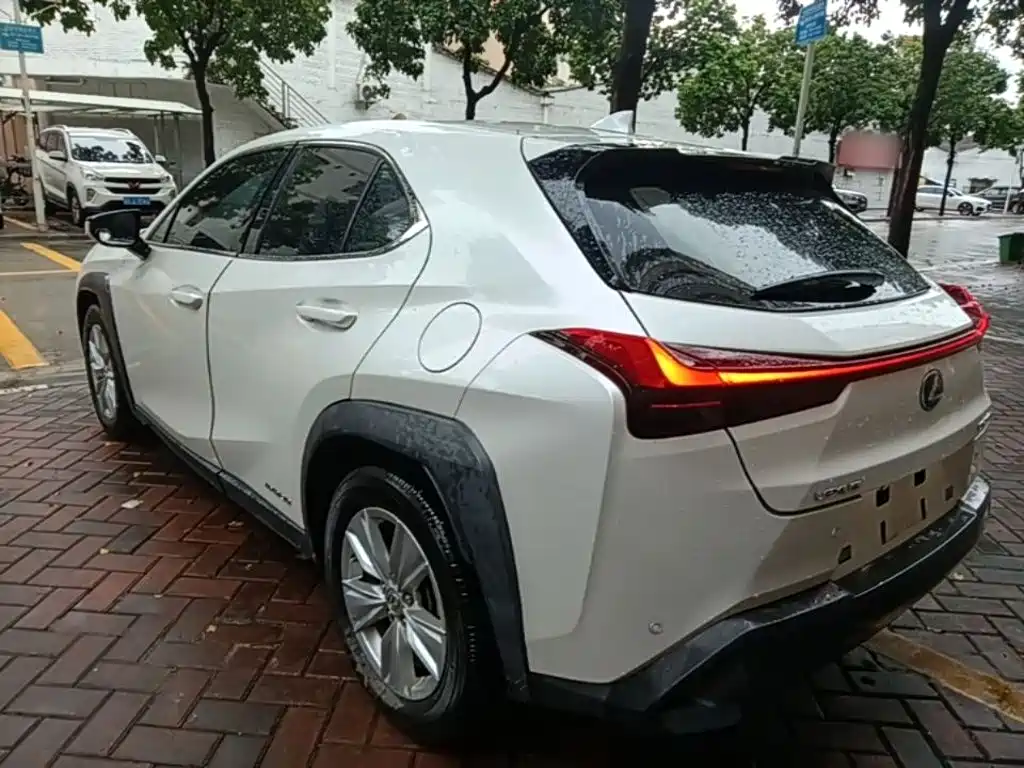 Фото 5 - Lexus UX