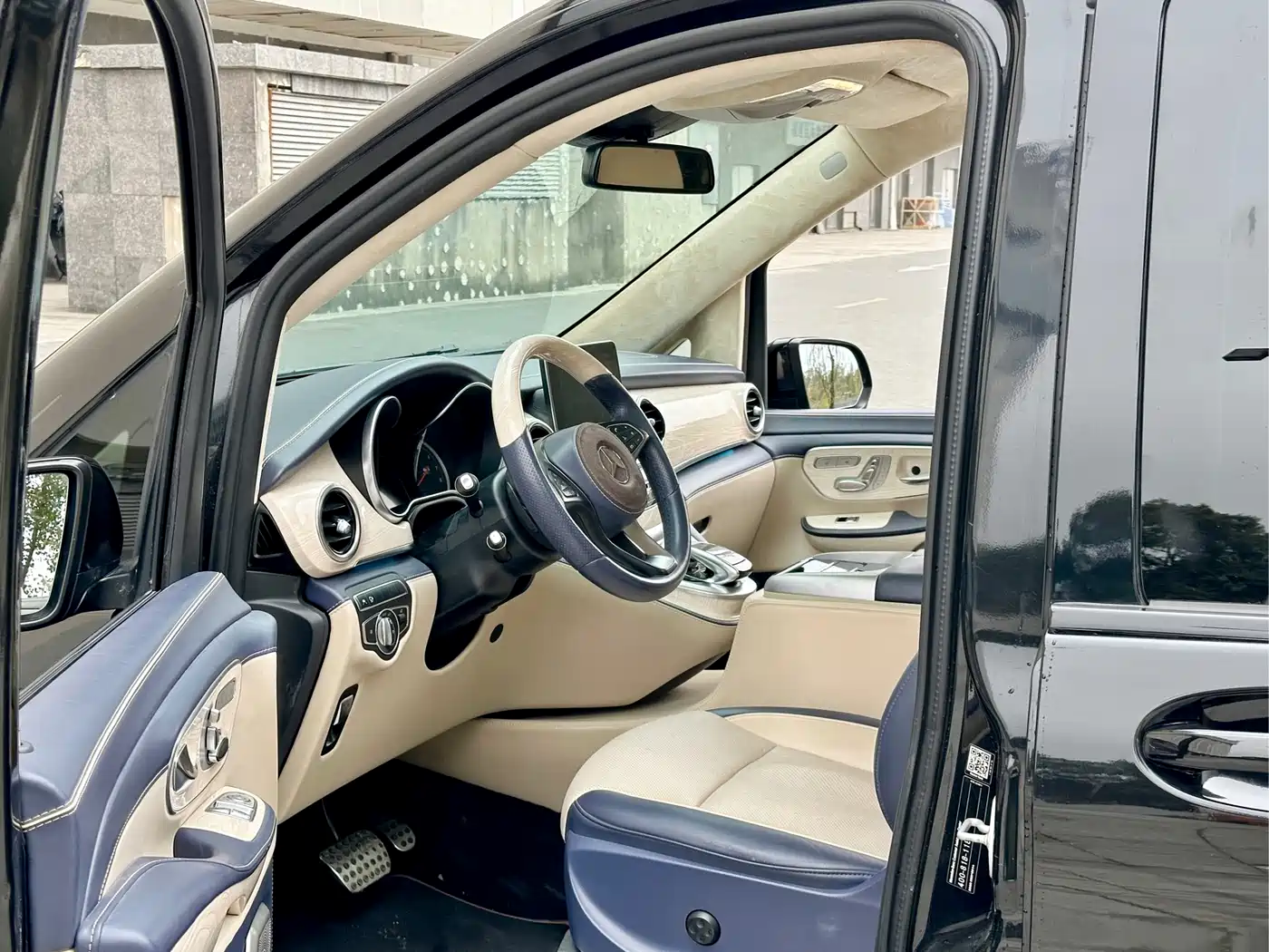 Mercedes-Benz V-Class 2017 Model V 260 L Premium Extended Edition фото 5